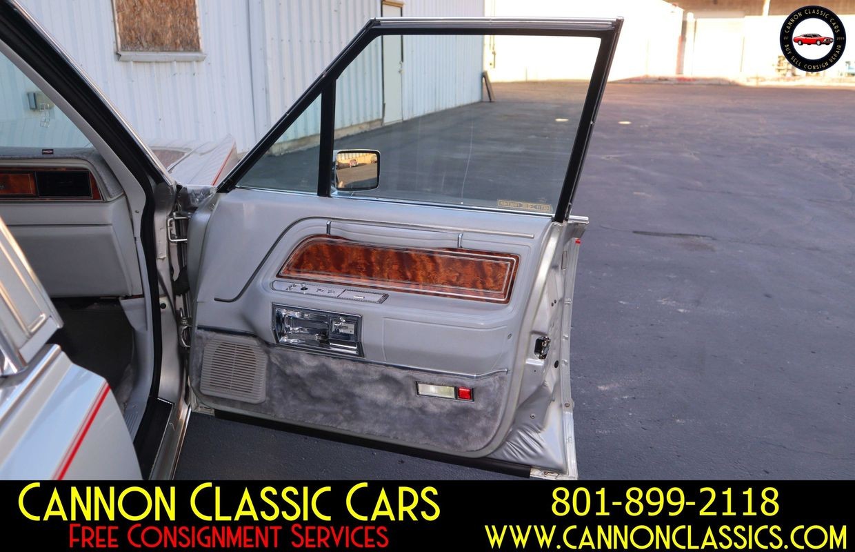 Lincoln-Town-Car-1984-Sedan-35