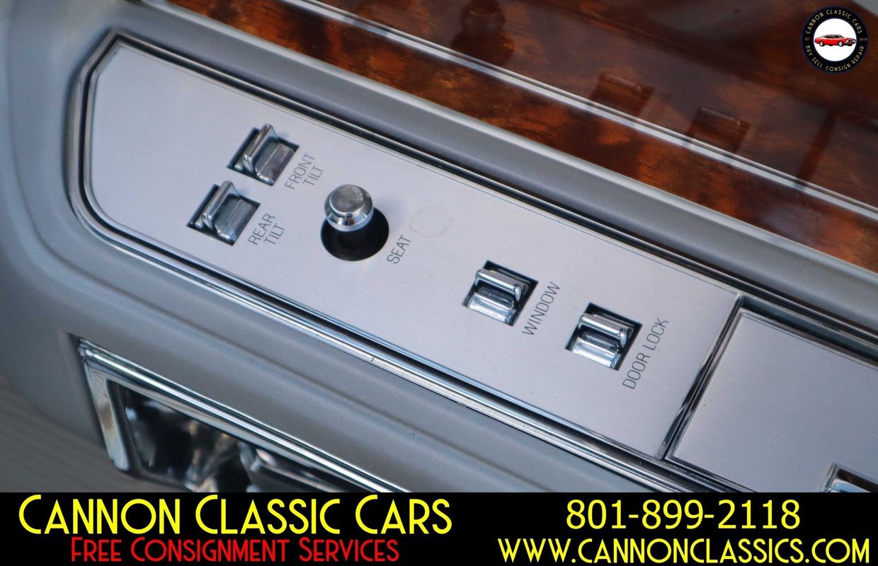 Lincoln-Town-Car-1984-Sedan-36