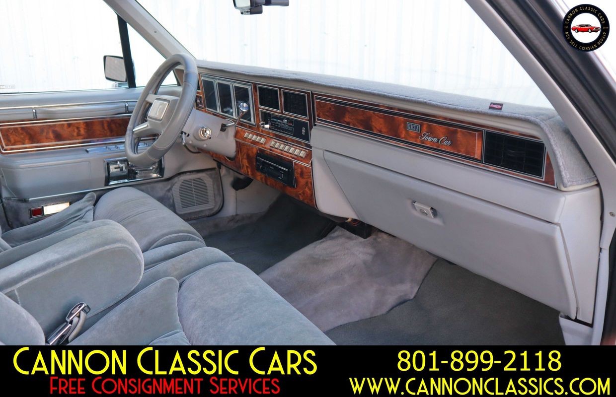 Lincoln-Town-Car-1984-Sedan-39