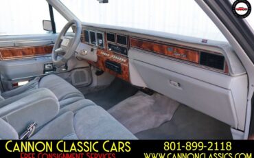 Lincoln-Town-Car-1984-Sedan-39