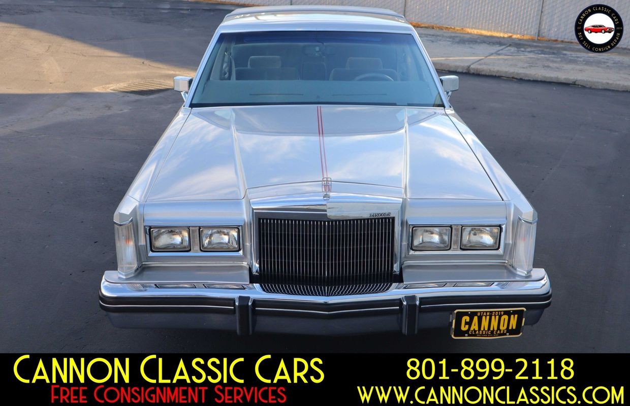 Lincoln-Town-Car-1984-Sedan-4