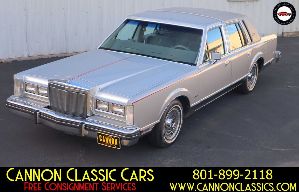 Lincoln-Town-Car-1984-Sedan-4