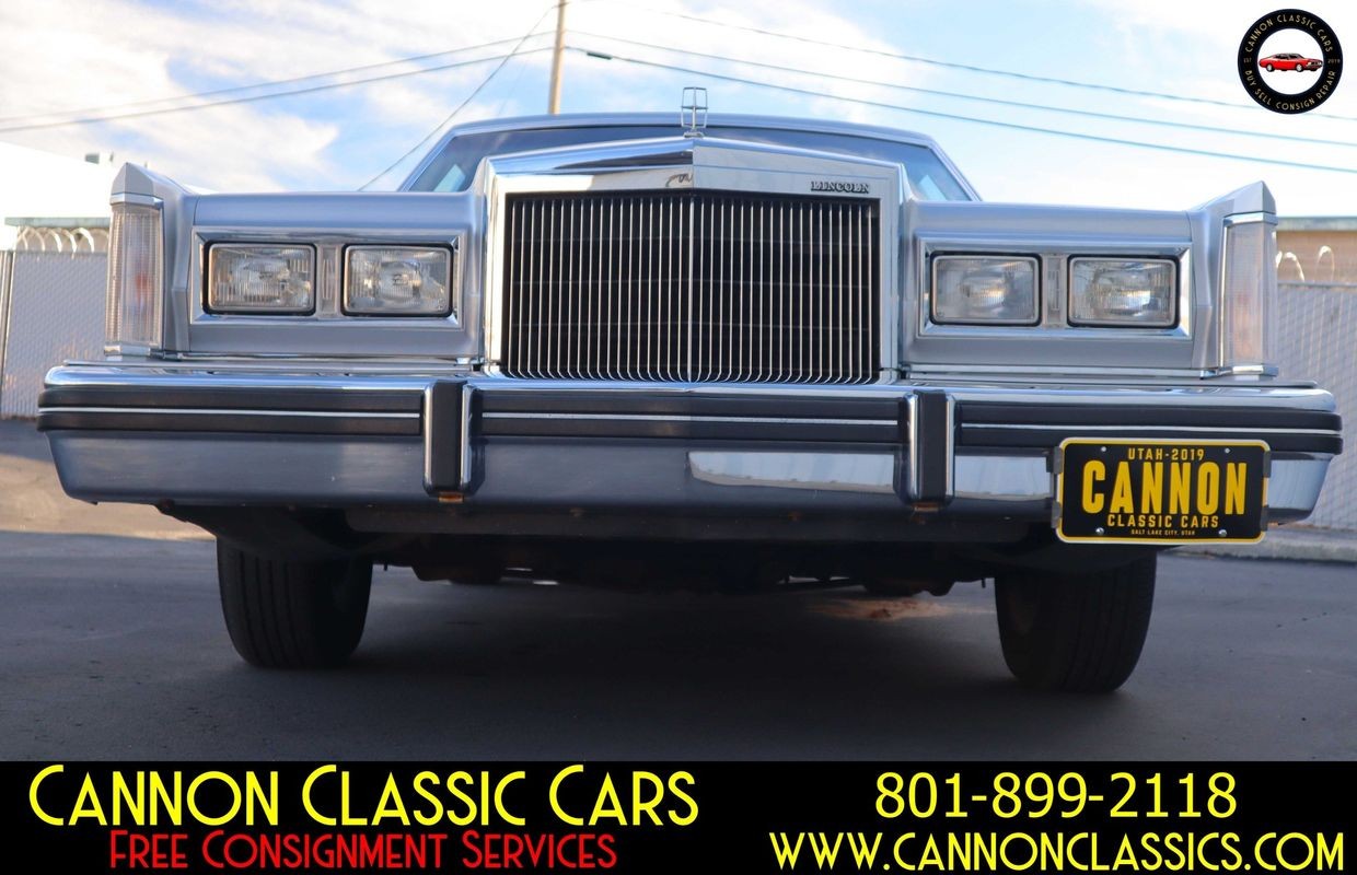 Lincoln-Town-Car-1984-Sedan-5