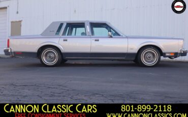 Lincoln-Town-Car-1984-Sedan-8