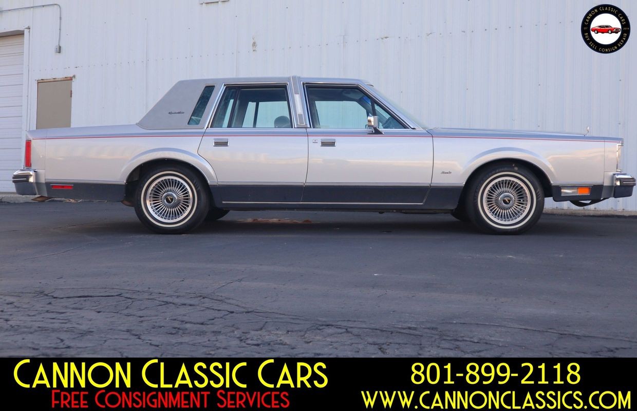 Lincoln-Town-Car-1984-Sedan-9