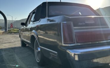 Lincoln-Town-Car-1986-5