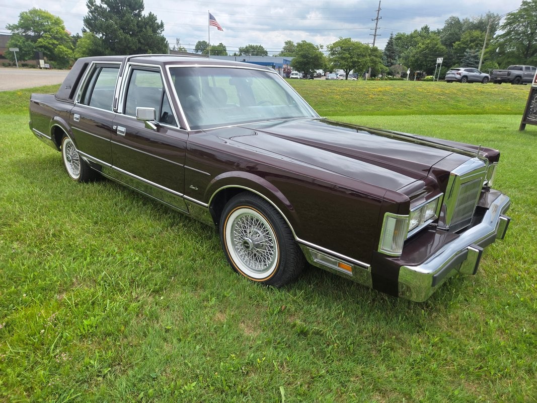 Lincoln-Town-Car-1988-Sedan-1
