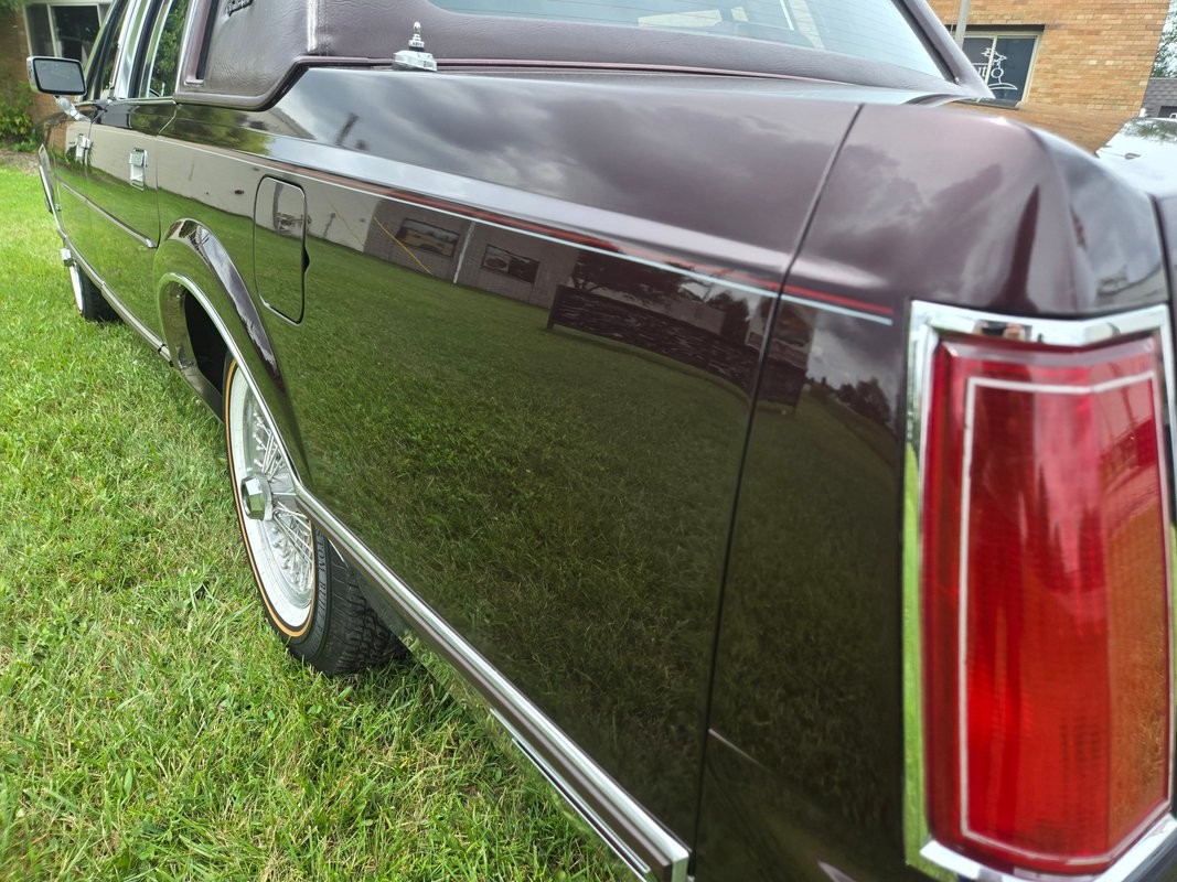 Lincoln-Town-Car-1988-Sedan-10