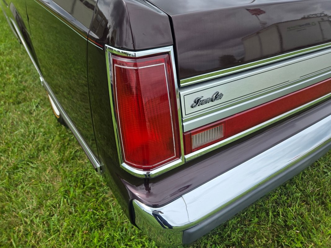 Lincoln-Town-Car-1988-Sedan-11