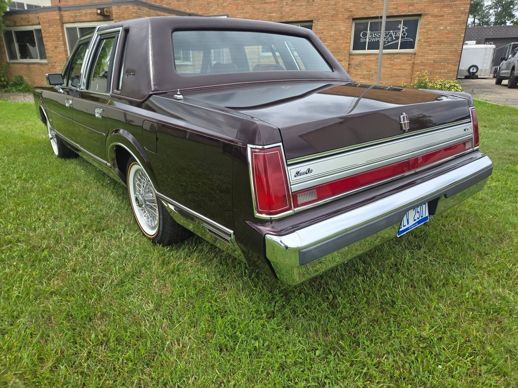 Lincoln-Town-Car-1988-Sedan-12