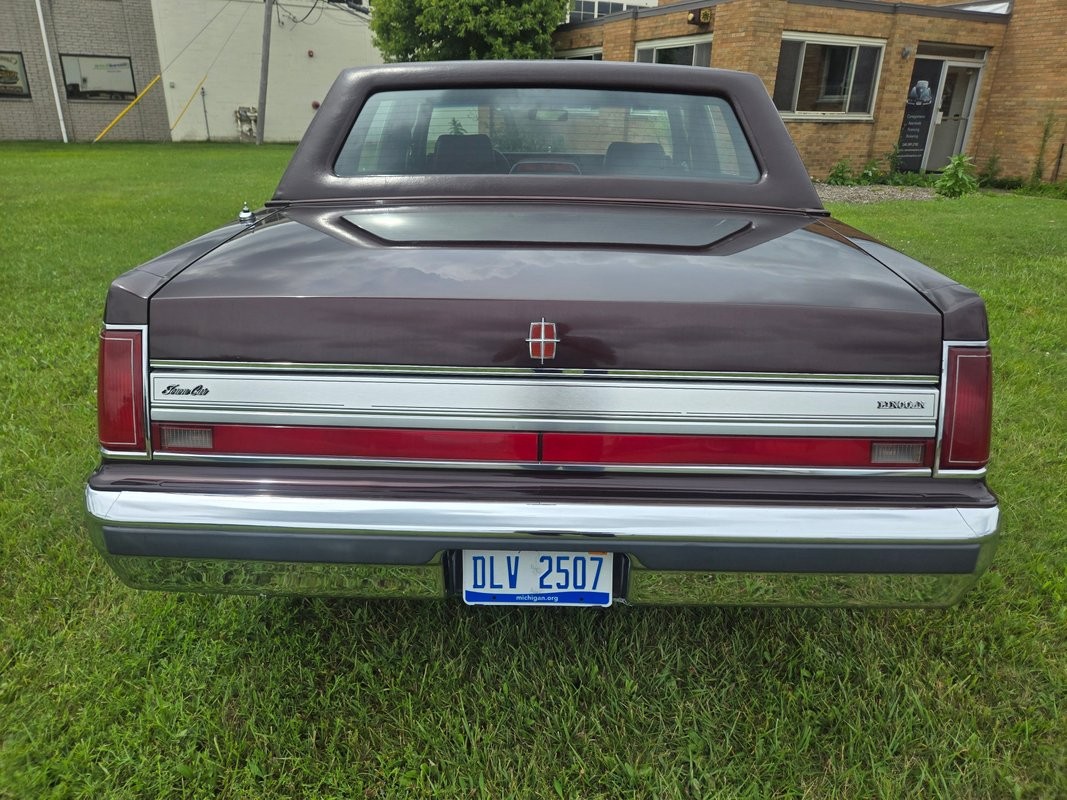 Lincoln-Town-Car-1988-Sedan-13