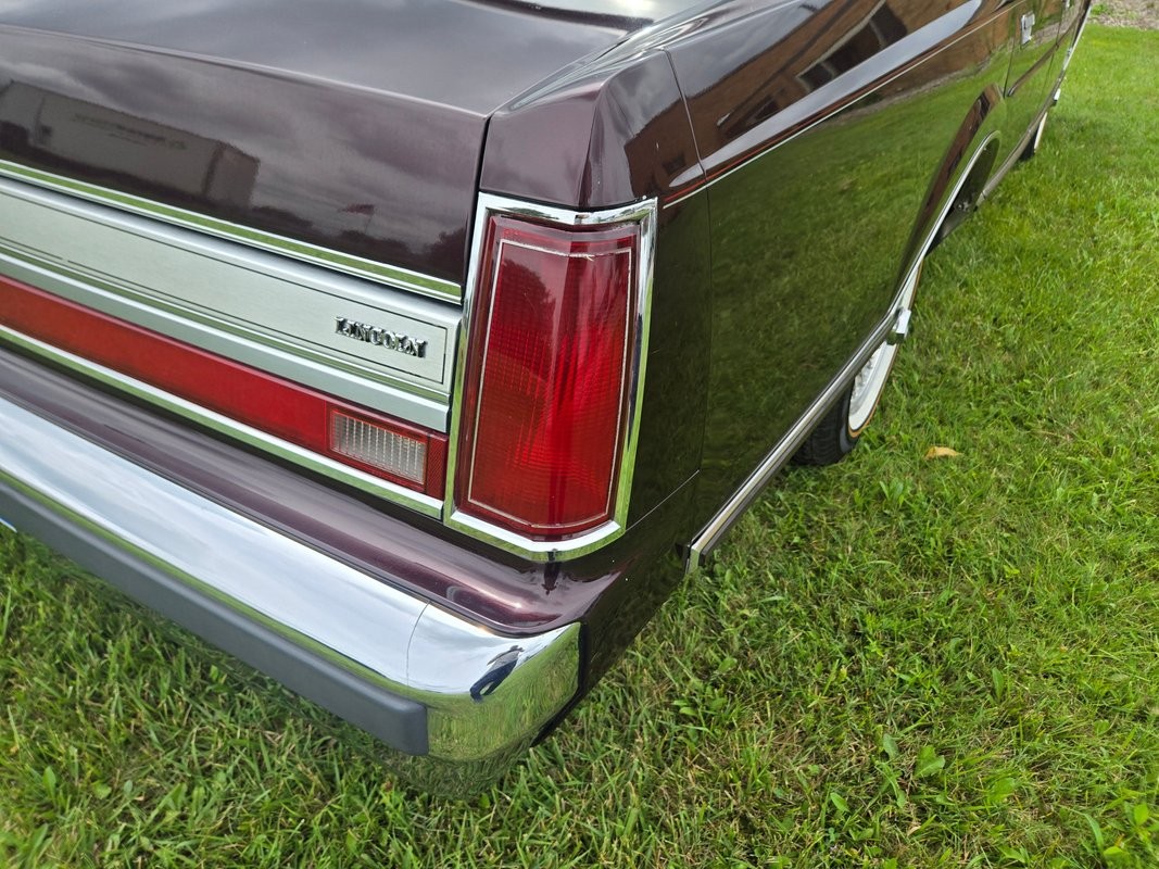 Lincoln-Town-Car-1988-Sedan-14