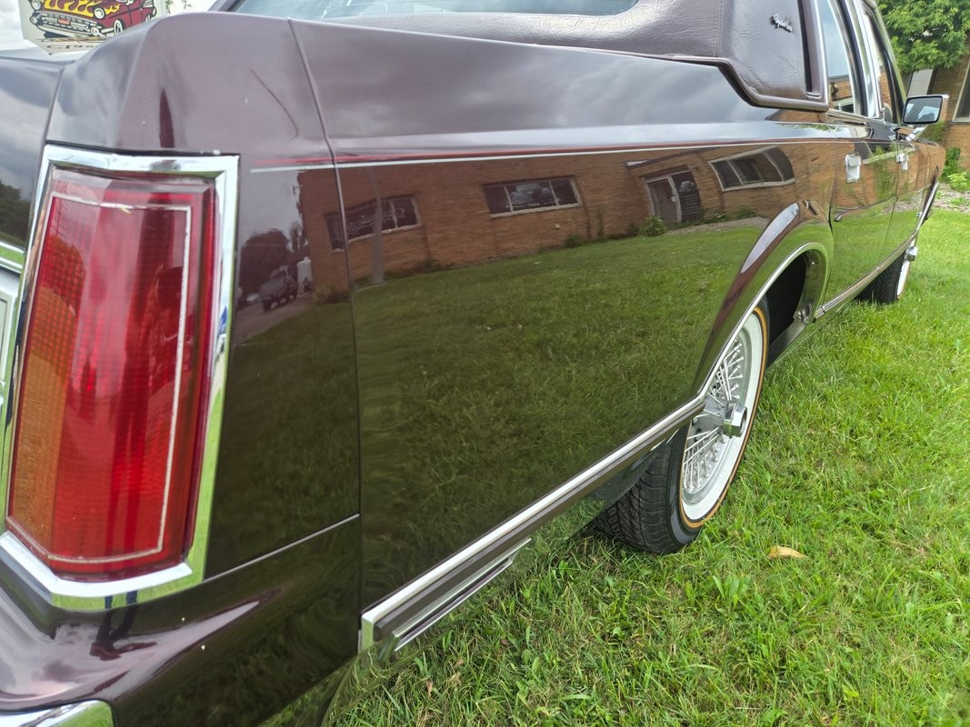 Lincoln-Town-Car-1988-Sedan-15