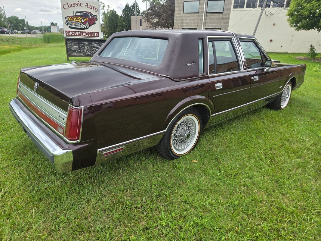 Lincoln-Town-Car-1988-Sedan-16