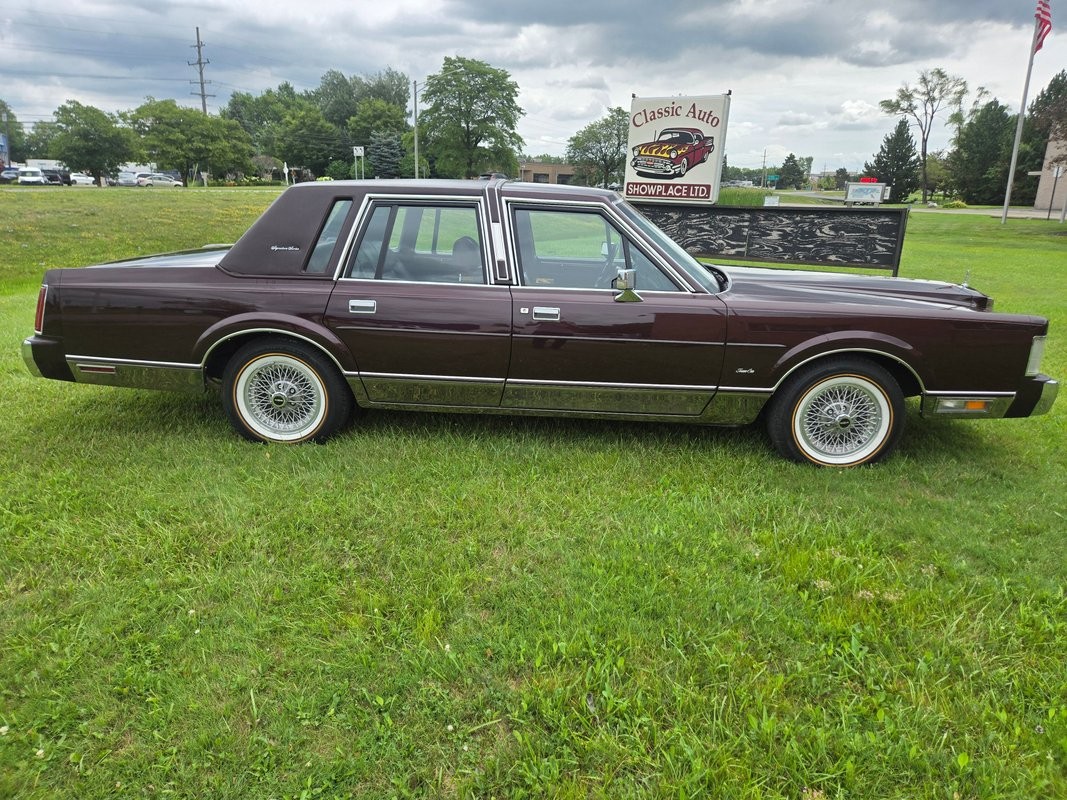 Lincoln-Town-Car-1988-Sedan-17