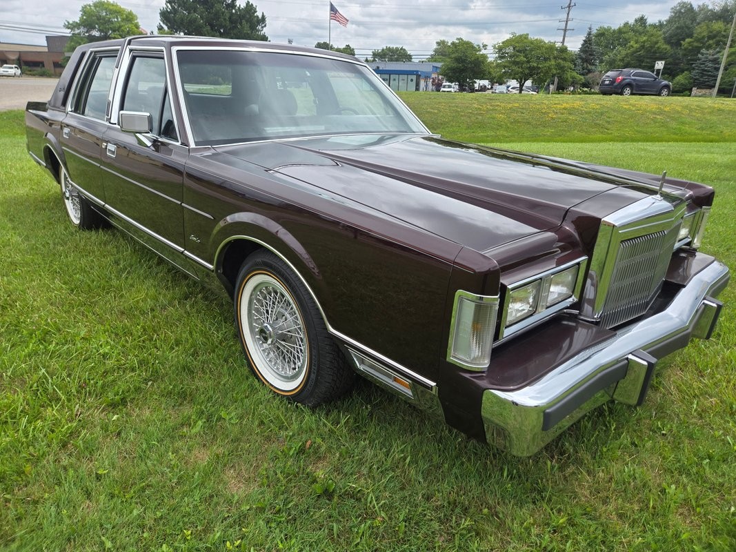 Lincoln-Town-Car-1988-Sedan-2