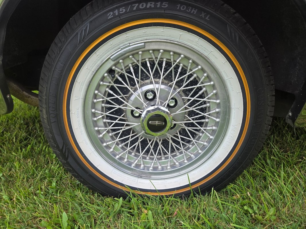 Lincoln-Town-Car-1988-Sedan-23