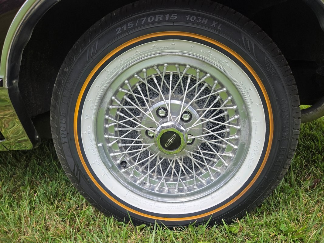 Lincoln-Town-Car-1988-Sedan-26