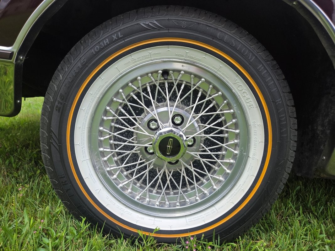 Lincoln-Town-Car-1988-Sedan-27