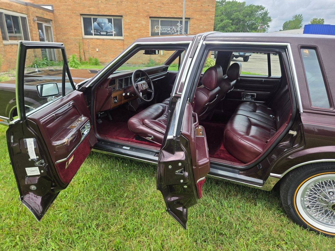 Lincoln-Town-Car-1988-Sedan-28