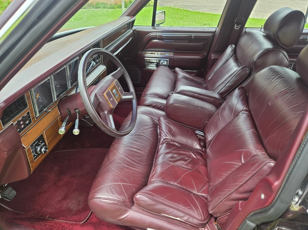 Lincoln-Town-Car-1988-Sedan-29