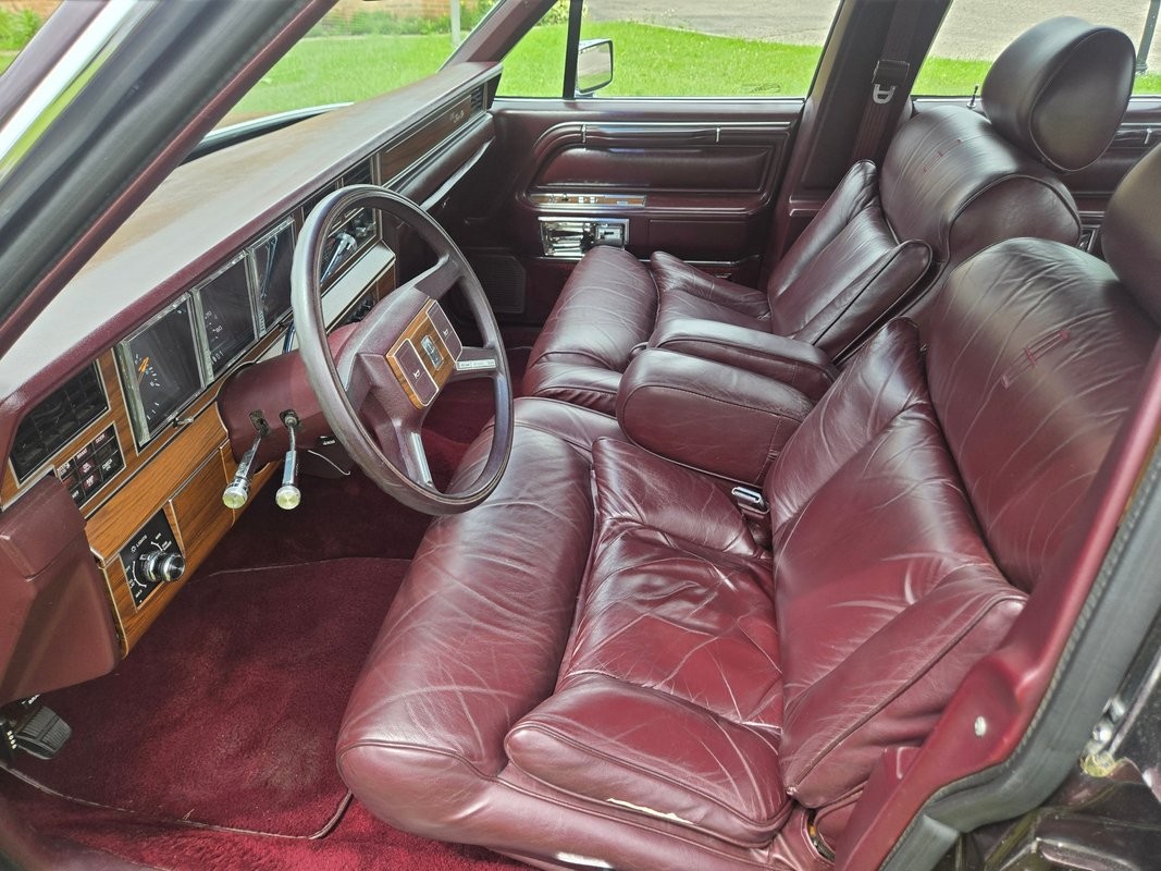 Lincoln-Town-Car-1988-Sedan-30