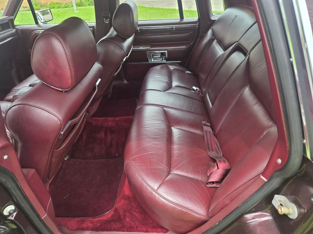 Lincoln-Town-Car-1988-Sedan-31