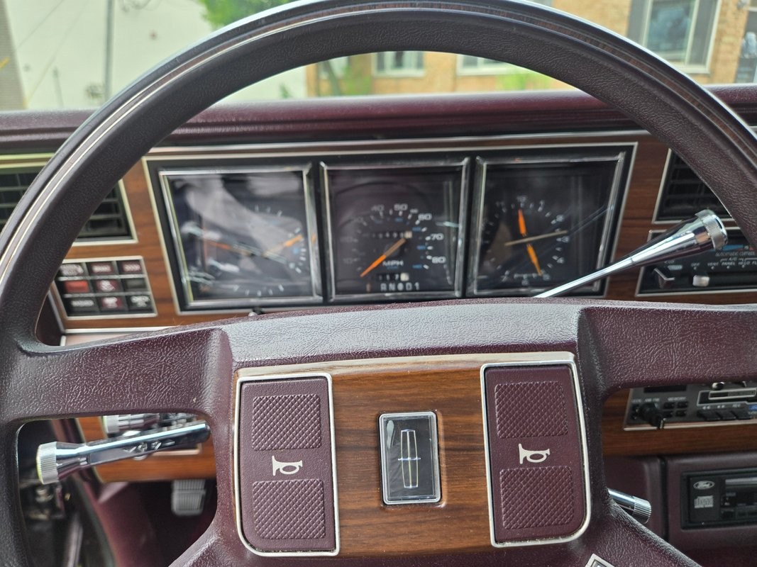 Lincoln-Town-Car-1988-Sedan-32
