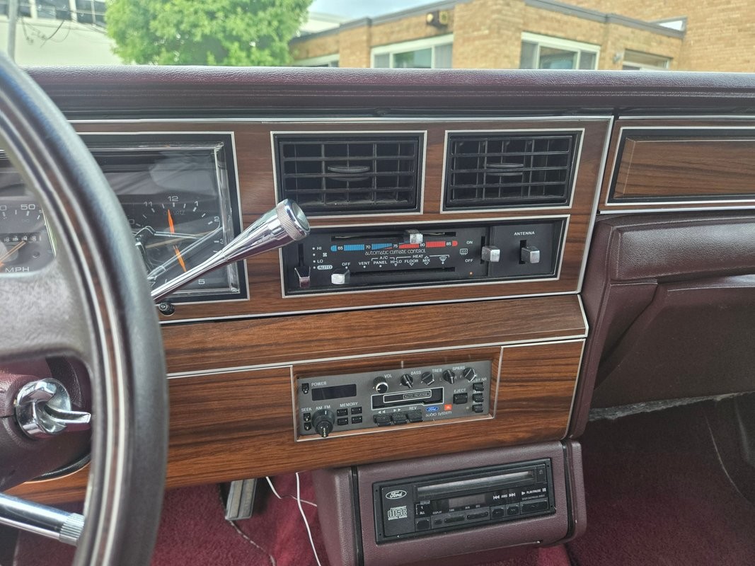 Lincoln-Town-Car-1988-Sedan-33