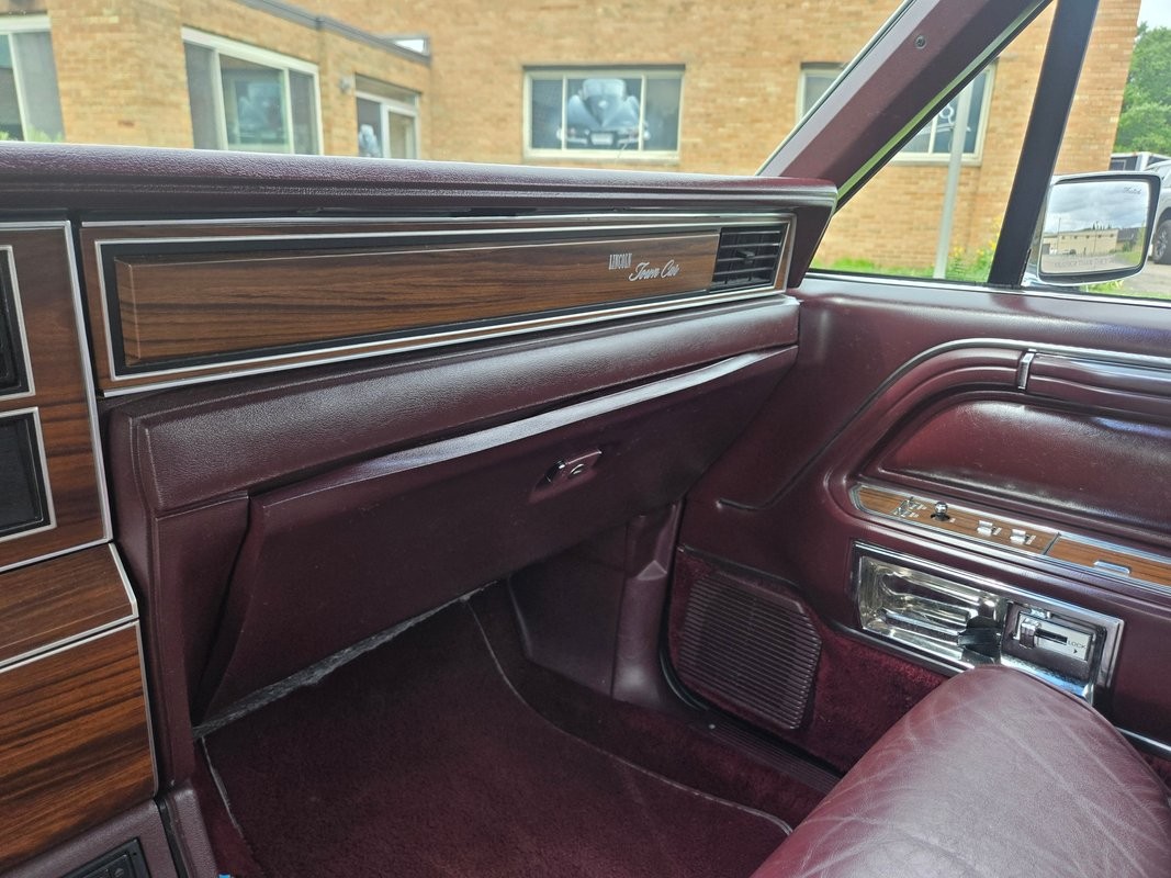 Lincoln-Town-Car-1988-Sedan-34
