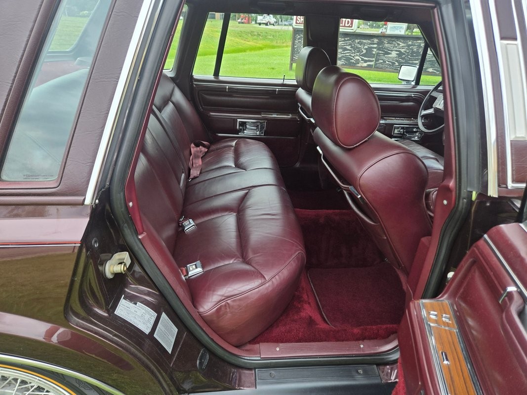 Lincoln-Town-Car-1988-Sedan-36