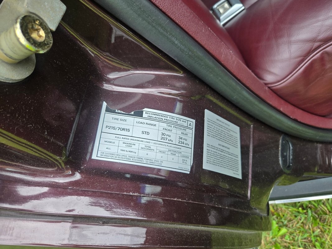 Lincoln-Town-Car-1988-Sedan-37