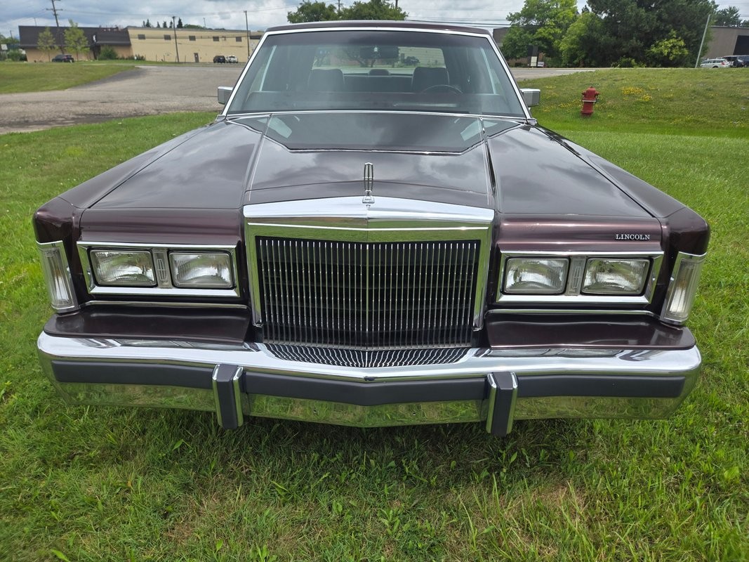 Lincoln-Town-Car-1988-Sedan-5