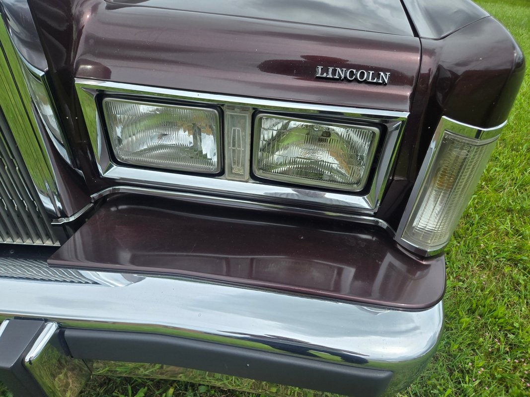 Lincoln-Town-Car-1988-Sedan-6