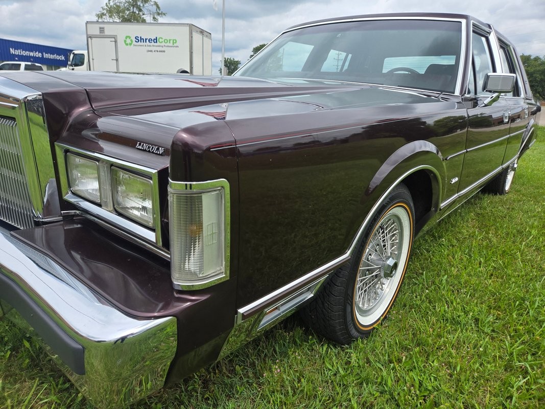 Lincoln-Town-Car-1988-Sedan-8