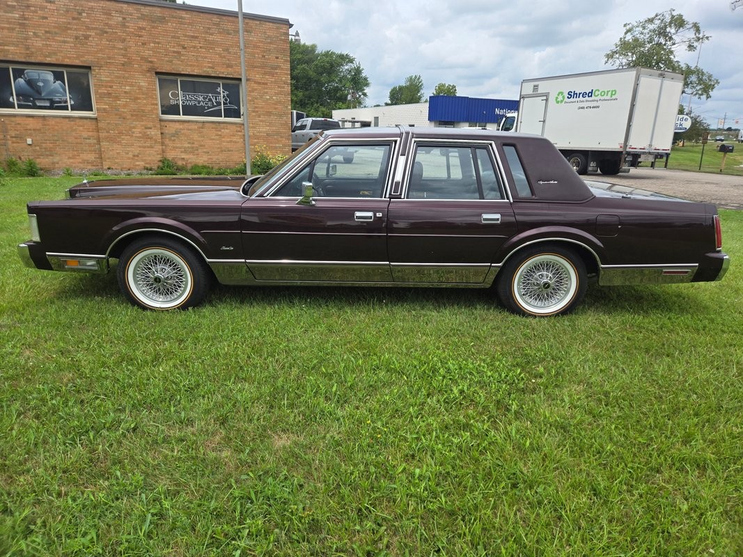 Lincoln-Town-Car-1988-Sedan-9