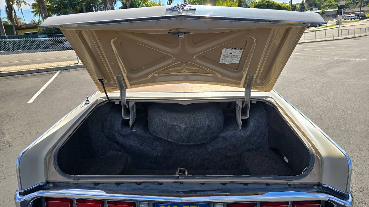 Lincoln-continental-1973-10