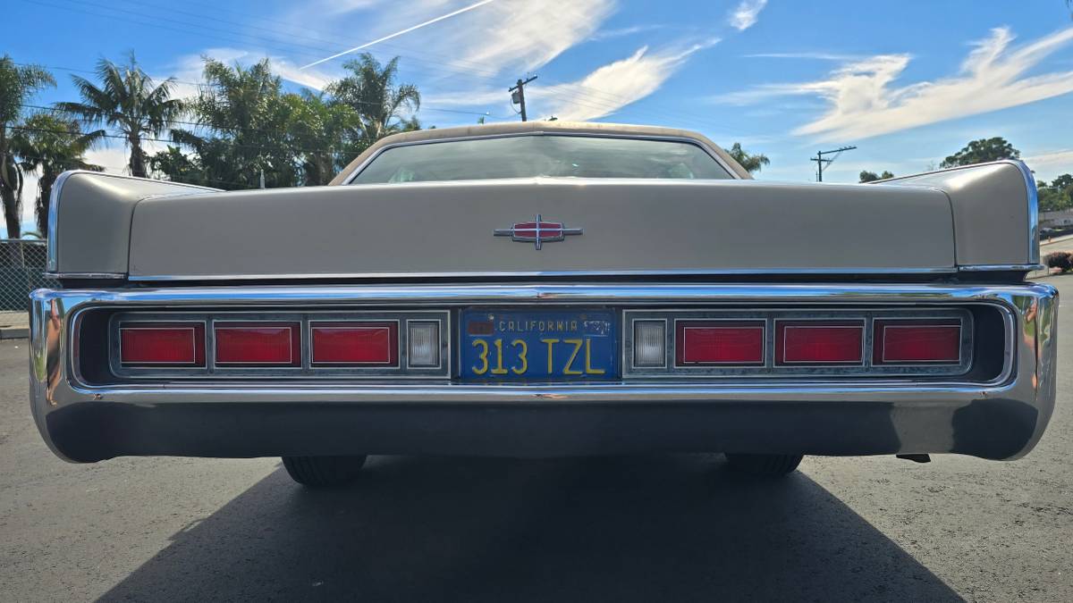 Lincoln-continental-1973-5