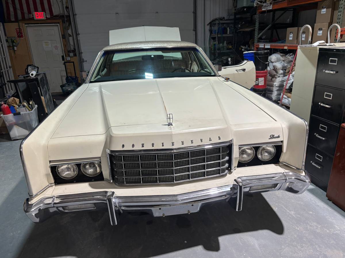 Lincoln-continental-1973-white-1