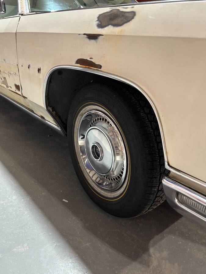 Lincoln-continental-1973-white-5