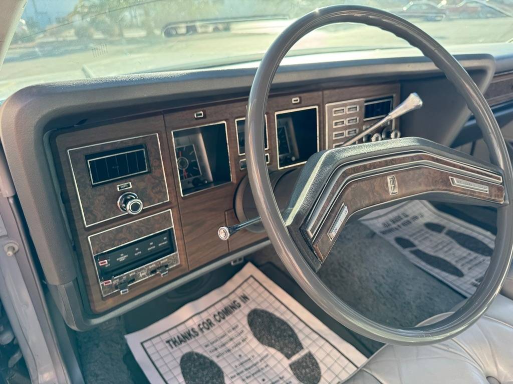 Lincoln-continental-1976-grey-191