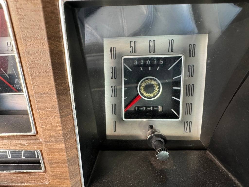 Lincoln-continental-1976-grey-48