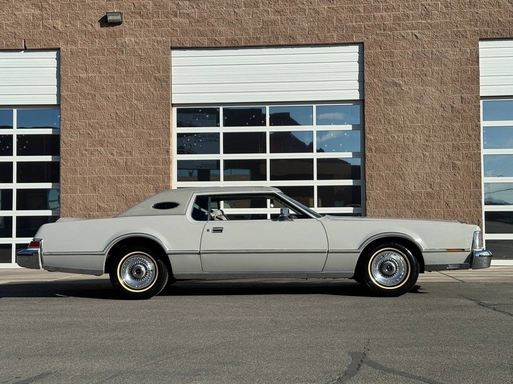Lincoln-continental-1976-grey-57