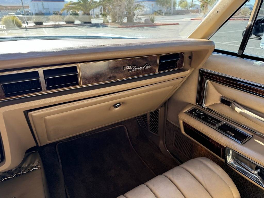 Lincoln-continental-1979-yellow-25