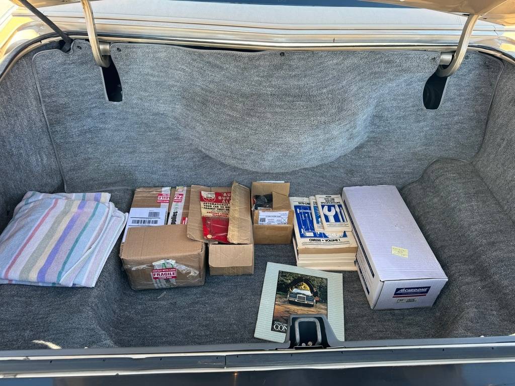 Lincoln-continental-1979-yellow-97