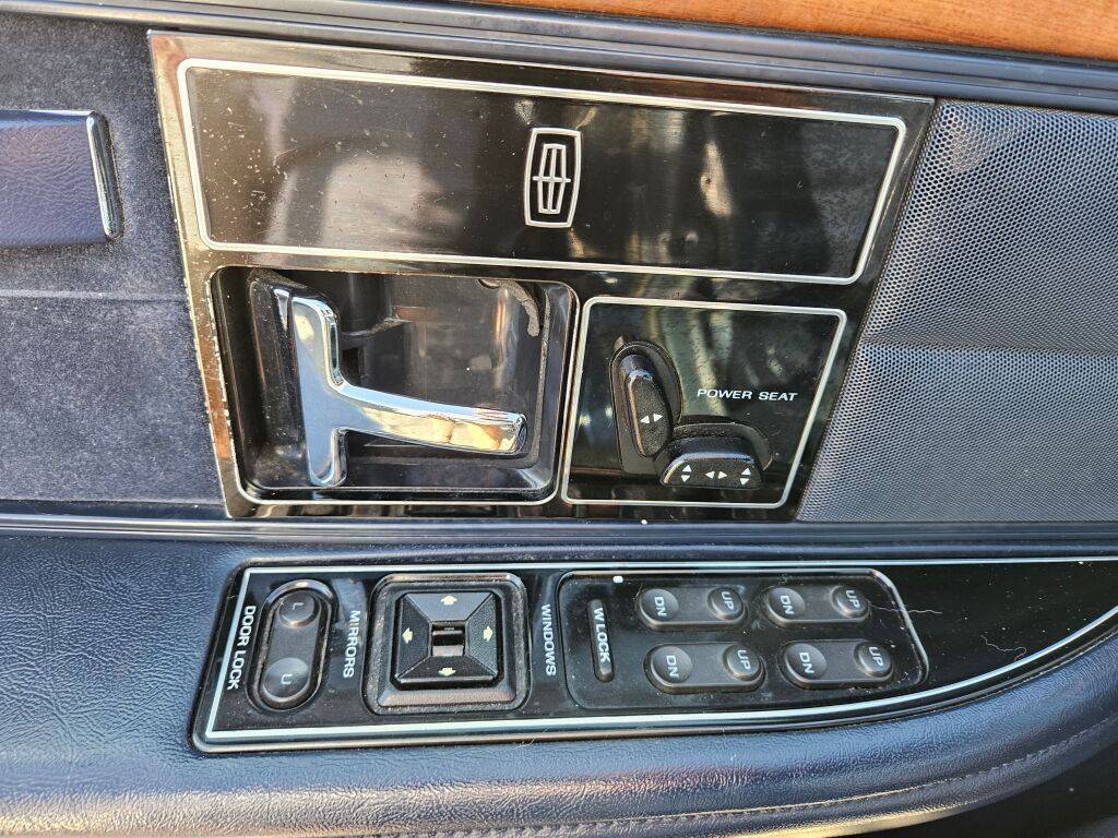 Lincoln-continental-executive-1994-blue-13