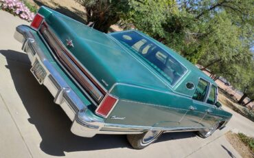Lincoln-continental-town-car-1975-green-1
