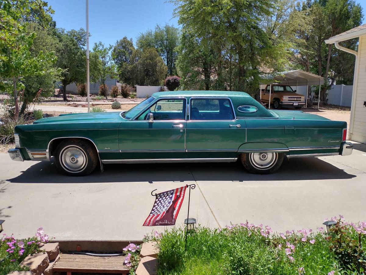 Lincoln-continental-town-car-1975-green-11