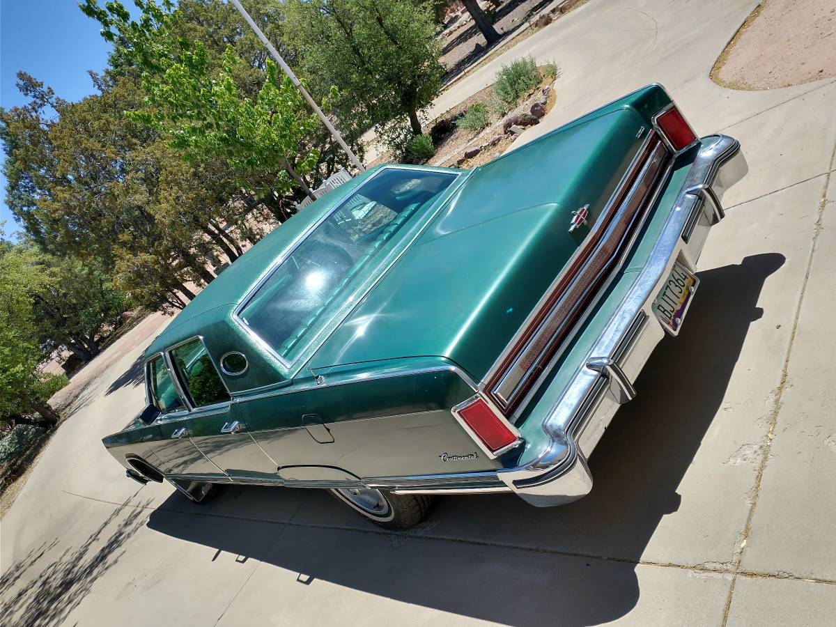 Lincoln-continental-town-car-1975-green-2