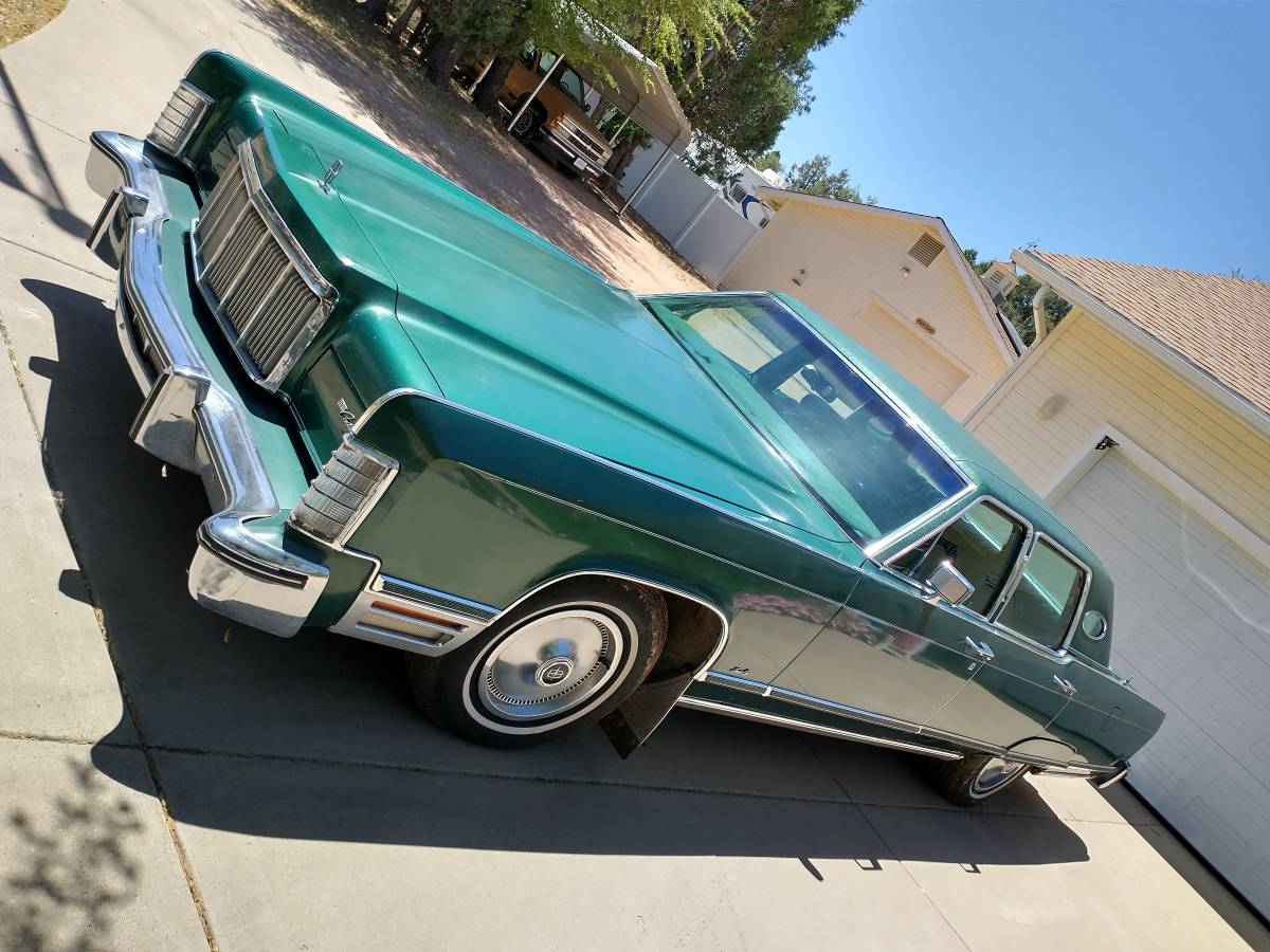Lincoln-continental-town-car-1975-green-3
